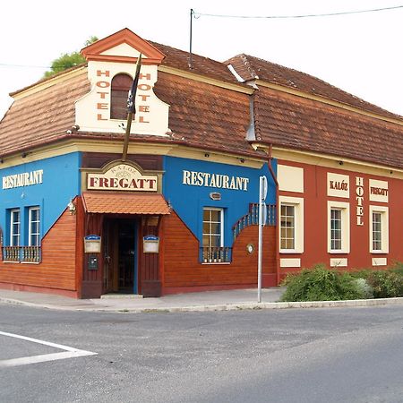 Kaloz Fregatt Panzio & Etterem Hotel Tata Exterior foto