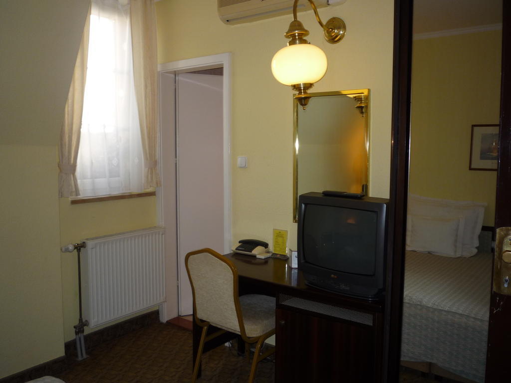 Kaloz Fregatt Panzio & Etterem Hotel Tata Habitación foto
