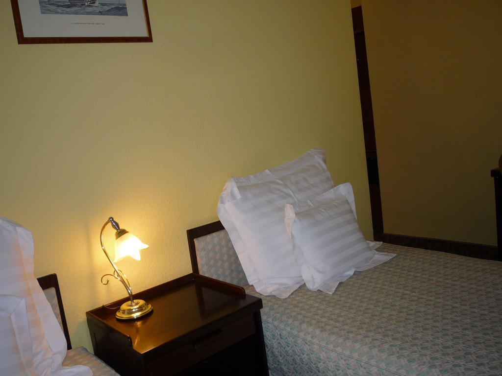 Kaloz Fregatt Panzio & Etterem Hotel Tata Habitación foto