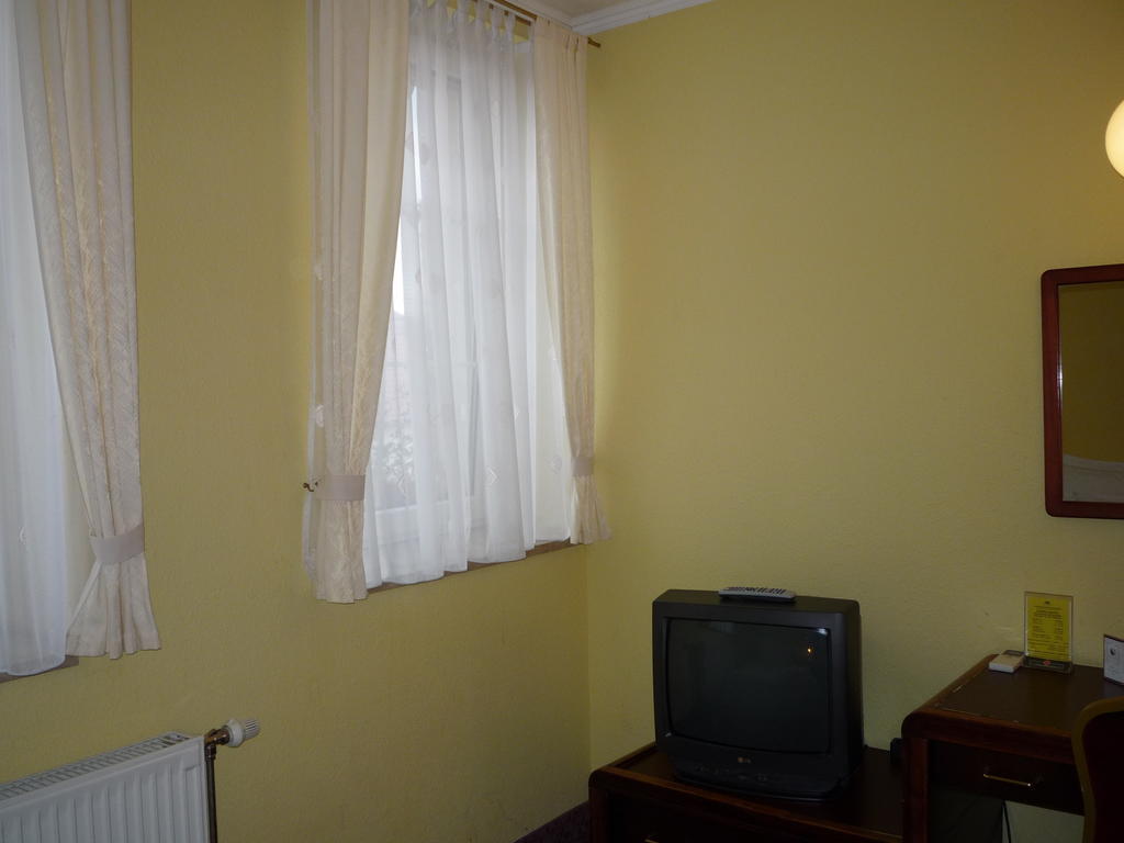 Kaloz Fregatt Panzio & Etterem Hotel Tata Habitación foto