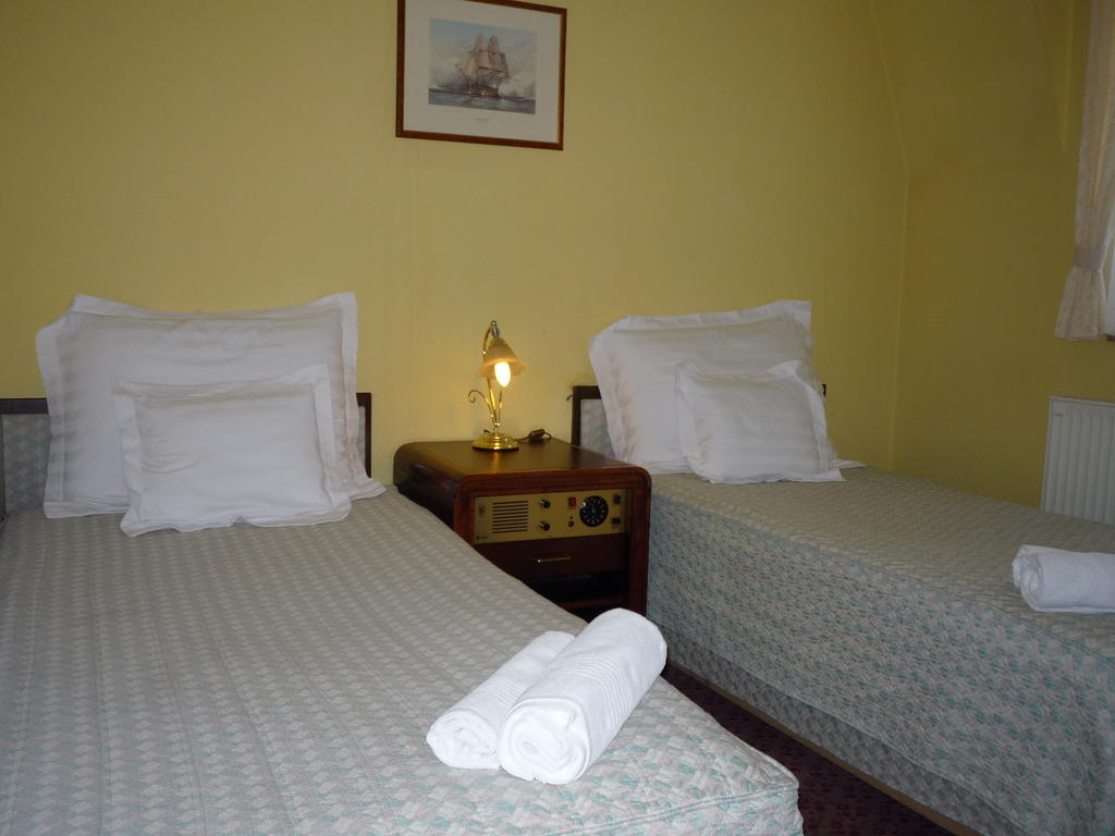 Kaloz Fregatt Panzio & Etterem Hotel Tata Habitación foto
